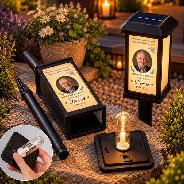 Onderdelen van de MemoraGarden: lantaarn met gedenkplaat, paal, grondpen en voet met led-kaarsje, naast de brandende lamp in de tuin