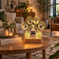 MemoraPaw pootjeslamp met vijf foto's van een Franse bulldog, op een ronde houten salontafel in de woonkamer