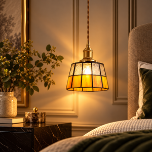 Tiffany hanglamp ontwerp Amber naast het bed