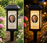 MemoraGarden overdag en in het donker: dezelfde gedenklamp tussen de bloemen, links bij daglicht en rechts warm verlicht