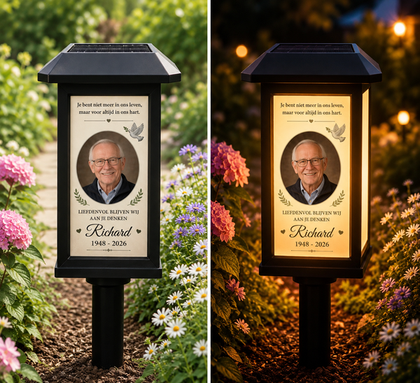 MemoraGarden overdag en in het donker: dezelfde gedenklamp tussen de bloemen, links bij daglicht en rechts warm verlicht