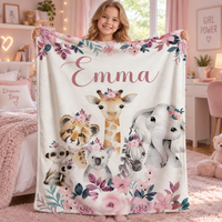 SnuggleName gepersonaliseerde fleece deken met naam Emma – Safari Roze Bloemen, meisje houdt de deken vast