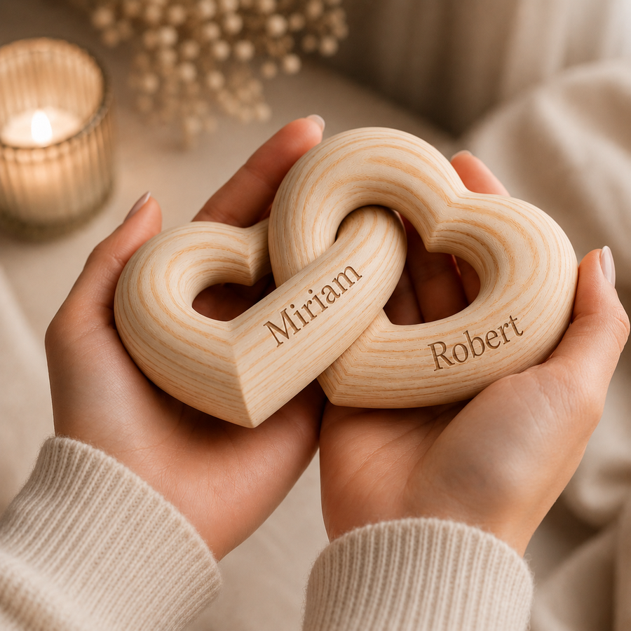 ForeverUs Ornament – Gepersonaliseerd Houten Liefdesornament
