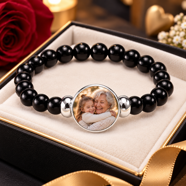 Armband met een foto van oma en kleinkind in het ronde medaillon