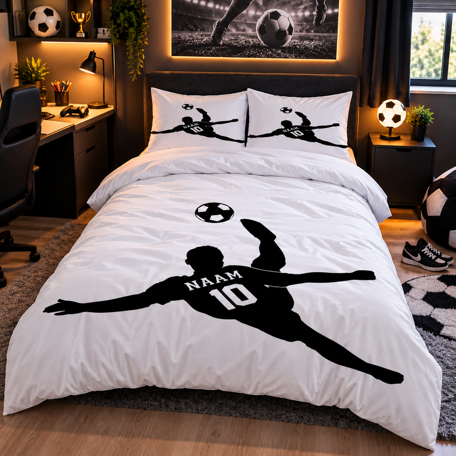 GoalDream voetbal dekbedovertrek met naam en rugnummer op een bed in een stoere voetbalkamer