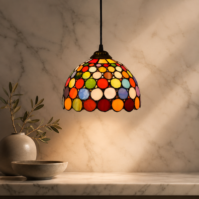Tiffany hanglamp confetti 20 cm met kleurrijke glasstenen boven een tafel
