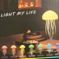 JellyMotion gele kwallen-sfeerlamp op tafel met kleurige mini-kwallen en 
