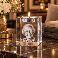 Kristallen waxinelichthouder met 3D-gegraveerde foto van oma, brandend waxinelichtje op een marmeren tafel