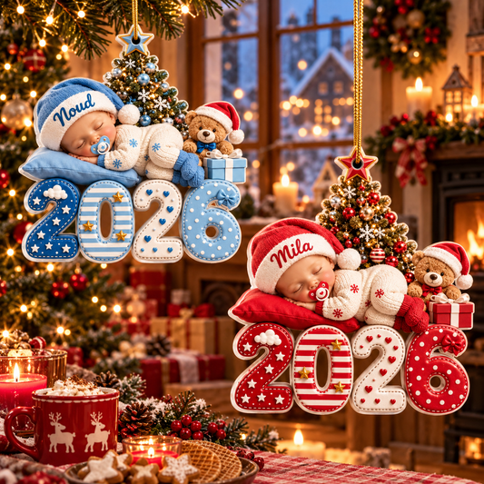 BabyStar baby's eerste kerst ornament in de kerstboom: een blauwe en een rode kersthanger met naam en 2026