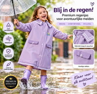 Meisje in lila RainBuddy regenjas met capuchon springt in een plas