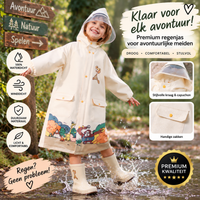 Meisje in beige RainBuddy regenjas met dierenprint en doorzichtige klep op de capuchon