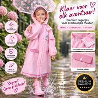 Meisje in roze RainBuddy regenjas met capuchon en paraplu