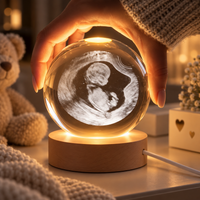 Kristallen fotobol met echofoto in de hand, warm wit LED-licht