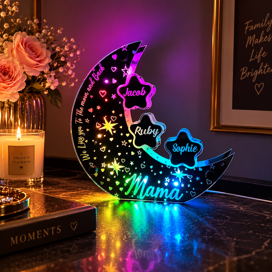 MoonGlow gepersonaliseerde maanlamp met namen in sterren – verlicht in regenboogkleuren op het nachtkastje, met de namen Jacob, Ruby en Sophie en Mama onderaan