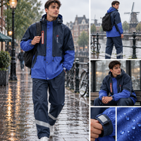 Man in blauw RainShield regenpak met rugzak onderweg