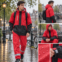 Man in rood-zwart RainShield regenpak in de regen