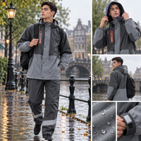 Man in grijs-zwart RainShield regenpak tijdens een regenbui