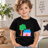 Jongen draagt een zwart DoodleShirt met een kindertekening in kleur