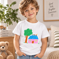 Jongen draagt een wit DoodleShirt met de tekening van een kind op de voorkant