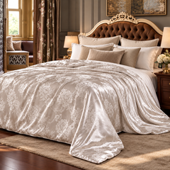 SilkDream satijnen quilt met zijdevulling in parelwit als sprei over een 2-persoonsbed