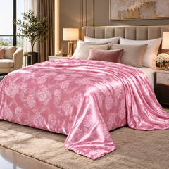 SilkDream quilt in roze satijn-jacquard met geweven bloemenpatroon op een opgemaakt bed