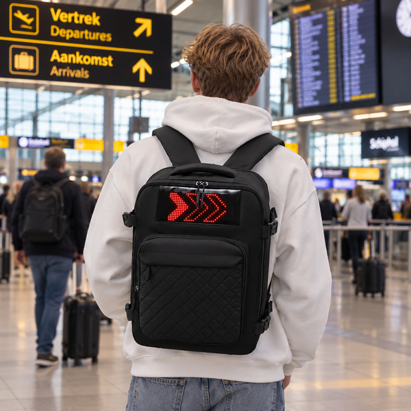 Zwarte LumiPack met knipperende LED-ogen op het scherm