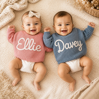 Gepersonaliseerde baby/kindertrui met handgebreide naam
