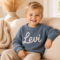 Gepersonaliseerde baby/kindertrui met handgebreide naam