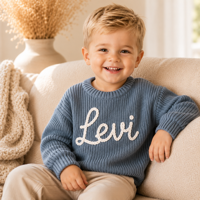 Gepersonaliseerde baby/kindertrui met handgebreide naam